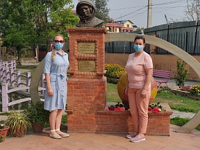 О возложении цветов к бюсту Ю.А.Гагарина в г.Катманду в Международный день космонавтики